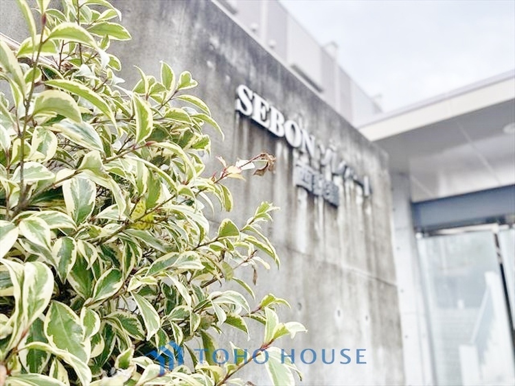 外観 ◆水面に映る◆紅葉を纏った山々を眺め、美しさのあまり感嘆のため息を漏らした事は無いだろうか。いつしか忘れかけていた自然の美しさと力強さを思い出させてくれる、そんな景色がここにもある。