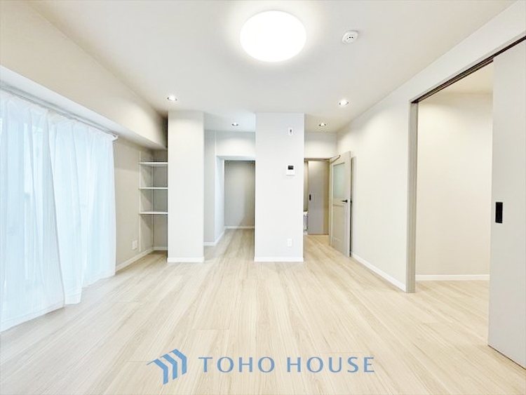 内装 ◆居心地のいい暮らし◆には欠かせない眩い採光。ゆったりとした幅の窓からこの空間に降り注ぐ採光が絶えない。明るいリビングこそ居心地のいい暮らしが待っているのだと思う。