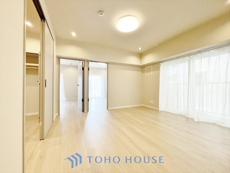 内装 ◆木漏れ日◆の様な採光が優しく足元を照らし、心地いい暮らしの道しるべを写し出す。この空間で過ごす家族との語らいの時間がとても素敵で幸せを感じるかもしれない。