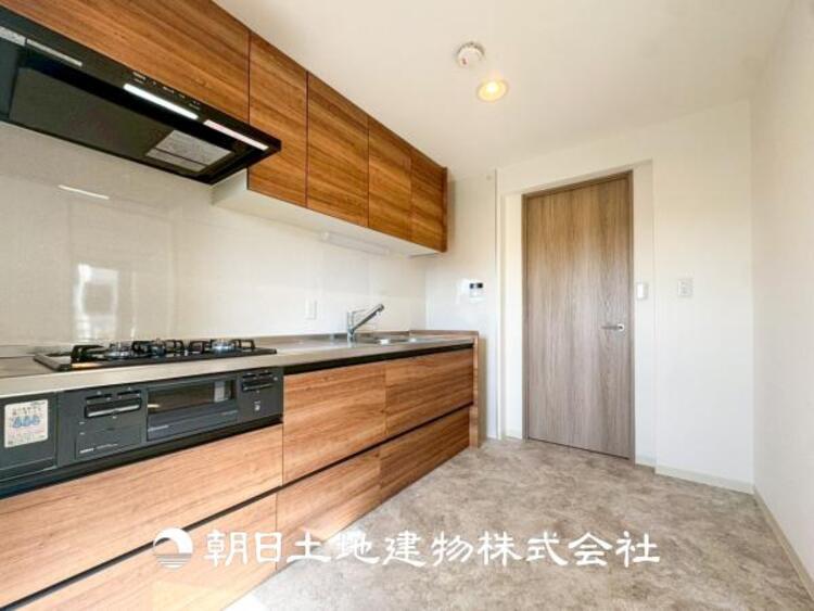 キッチン 【キッチン】シンプルで使いやすいデザインにこだわったキッチン。プライベートスペースを彩るインテリアとしての美しさと、快適な日常を支える機能性と強さがひとつになった自慢のキッチンです。