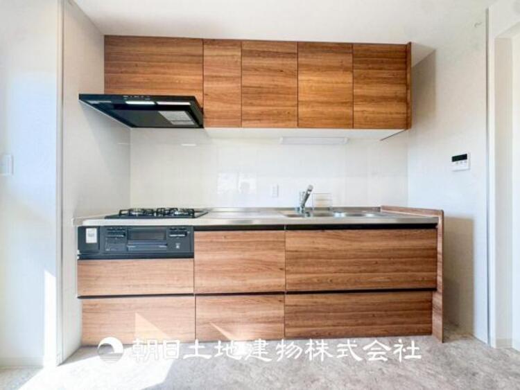 キッチン 【キッチン】住宅の主役でもあり、日常生活を過ごす上で重要な水回りでもあるからこそ機能性・デザイン性に拘りました。お掃除のしやすいシステムキッチンを設置しました。