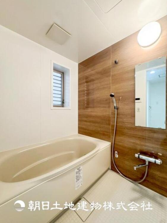 風呂 【浴室】1日の疲れを癒すバスタイム。心地よいリラックスを叶える独立した美しい空間です。心からゆったりと寛いでいただけるよう、ゆとりのスペースを確保しています。