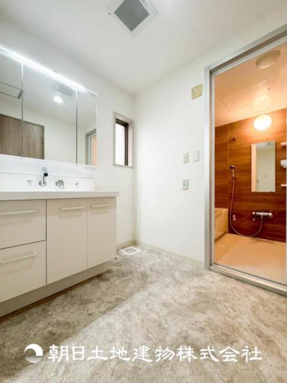 洗面 【洗面化粧台】広々とした洗面化粧台はたっぷり収納もさる事ながら、身だしなみチェックや歯磨きなど、朝の慌ただしい時間でも心に余裕とゆとりを作ってくれます。