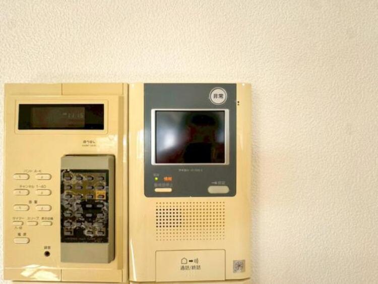 設備 【モニター付きインターホン】訪問者の確認が出来るので、セキュリティ対策にも最適のモニター付きインターホン。