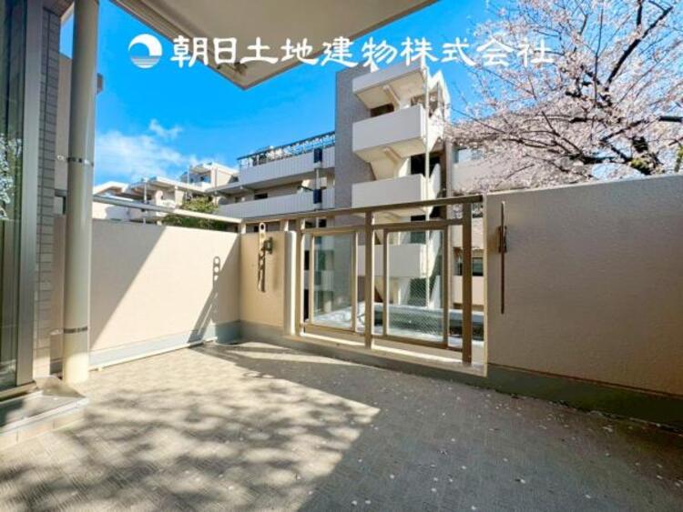 バルコニー 【バルコニー】広々としたバルコニースペース。日々のお洗濯もはかどります。陽当たりの良いバルコニー。お洗濯も良く乾きます。