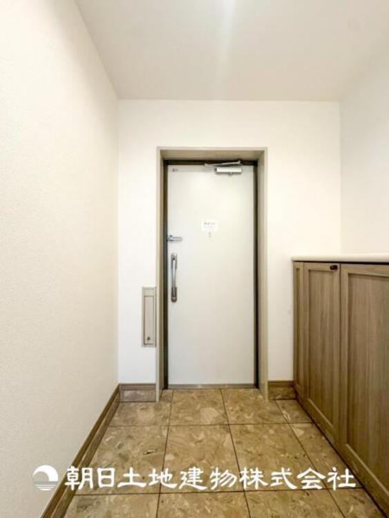 その他 【玄関】家族の帰り、遊びに来る友人、知人を優しく迎え、温もりに満ちた生活空間を予感させる。帰りたい家がここにあります。