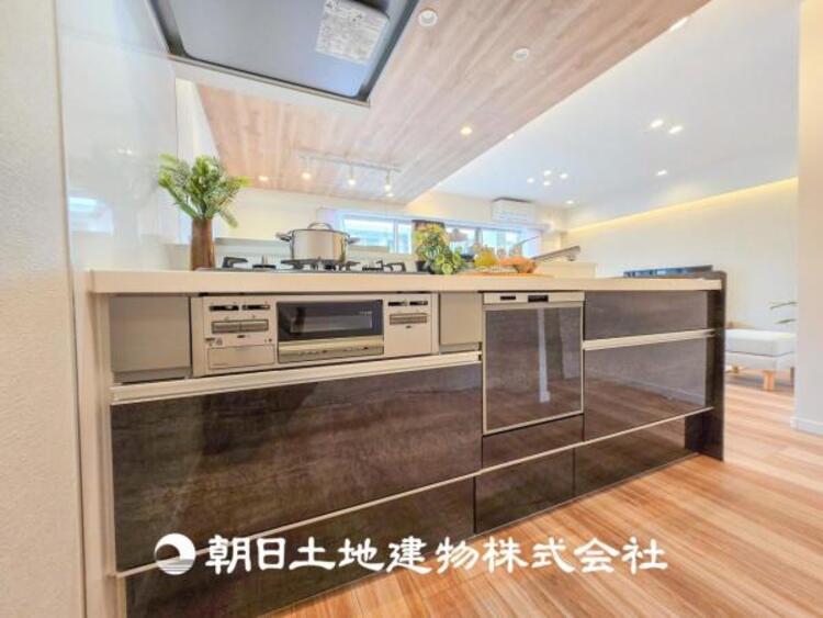 キッチン 【キッチン】住宅の主役でもあり、日常生活を過ごす上で重要な水回りでもあるからこそ機能性・デザイン性に拘りました。お掃除のしやすいシステムキッチンを設置しました。