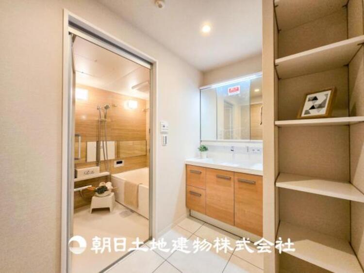 洗面 【洗面化粧台】広々とした洗面台は、日々の身だしなみチェックや歯磨きなど、朝の慌ただしい時間でも心に余裕とゆとりを作ってくれます。今日も１日頑張ろう。そう思える場所でありたいと思っています。