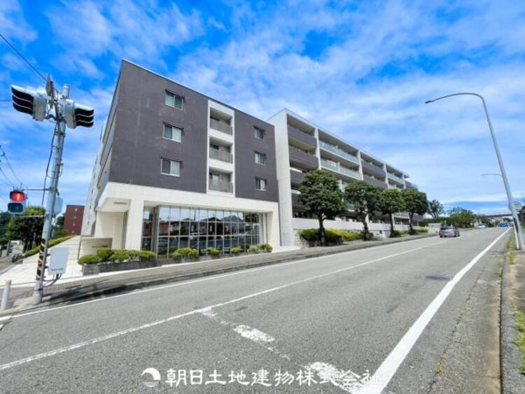 外観 【外観写真】目の前に手を伸ばせば、触ることが出来そうな環境が、そのままインテリアになったような印象です。その豊かな眺望にふさわしい空間には、通風・採光にも優れ、心地よい光と風があふれています。