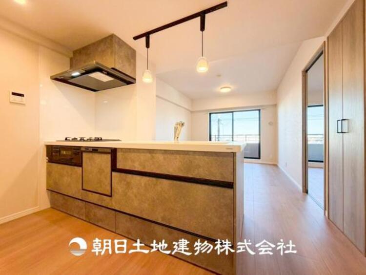 キッチン 【キッチン】シンプルでスタイリッシュなカウンターキッチンです。リビングが見渡せるので、小さなお子様を安心して遊ばせながら家事ができます。