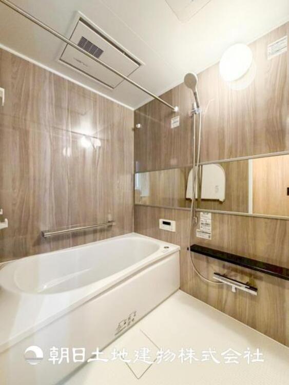 風呂 【浴室】高級感の感じられるカラーリングで、清潔な空間美を実現。１日の疲れが癒される贅沢な時間を堪能できるゆとりある空間です。