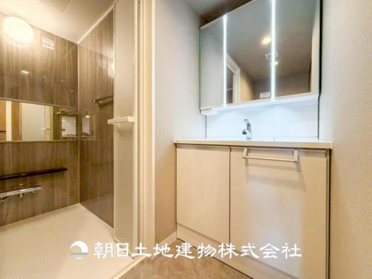 洗面 【洗面化粧台】広々とした洗面化粧台は、日々の身だしなみチェックや歯磨きなど、朝の慌ただしい時間でも心に余裕とゆとりを作ってくれます。今日も１日頑張ろう。そう思える空間になっています。