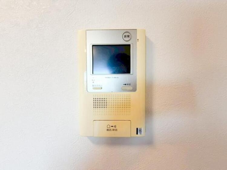 設備 【モニター付きインターホン】モニター付きインターホンで来客者の顔が見れるのでお子様の留守番時にも安心できますね。