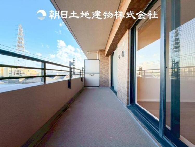 バルコニー 【バルコニー】温かい太陽を感じる事ができるのは、目の前に遮るものが無いから。彼方に広がる風景が絵画のように広がります。