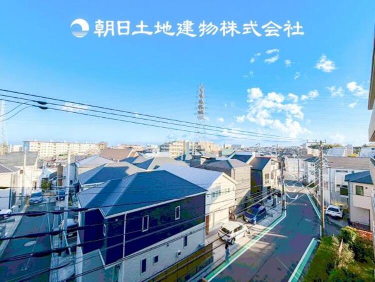 その他 【眺望】目の前に手を伸ばせば、触ることが出来そうな環境が、そのままインテリアになったような印象です。その豊かな眺望にふさわしい空間には、通風・採光にも優れ、心地よい光と風があふれています。