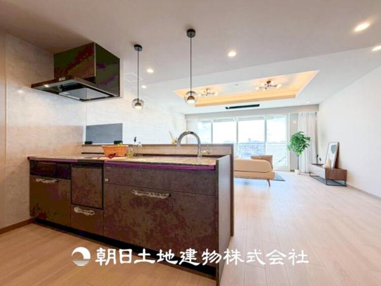 キッチン 【キッチン】住宅の主役でもあり、日常生活を過ごす上で重要な水回りでもあるからこそ機能性・デザイン性に拘りました。お掃除のしやすいシステムキッチンを設置しました。