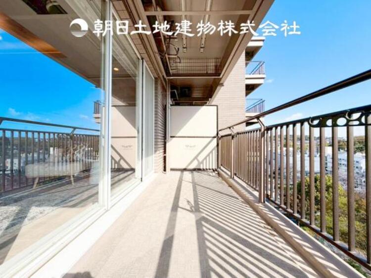 バルコニー 【バルコニー】温かい太陽を感じる事ができるのは、目の前に遮るものが無いから。彼方に広がる風景が絵画のように広がります。