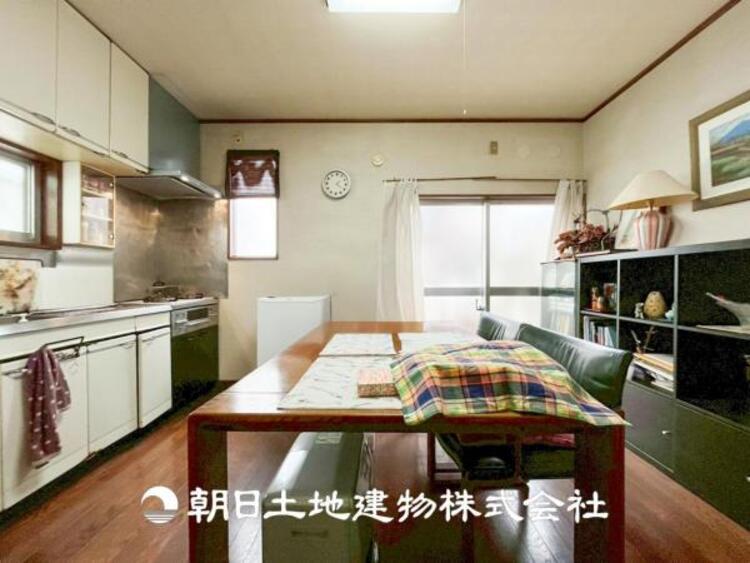 居間 【リビング】大切なご家族、招いた友人と過ごすひと時を溢れる光が優しく包み込む空間。