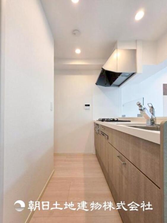 キッチン 【キッチン】住宅の主役でもあり、日常生活を過ごす上で重要な水回りでもあるからこそ機能性・デザイン性に拘りました。お掃除のしやすいシステムキッチンを設置しました。