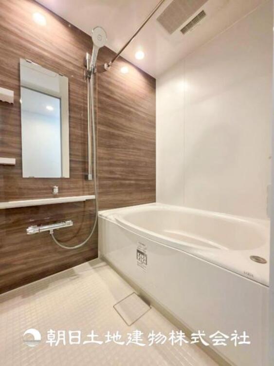 風呂 【浴室】1日の疲れを癒すバスタイム。心地よいリラックスを叶える独立した美しい空間です。心からゆったりと寛いでいただけるよう、ゆとりのスペースを確保しています。