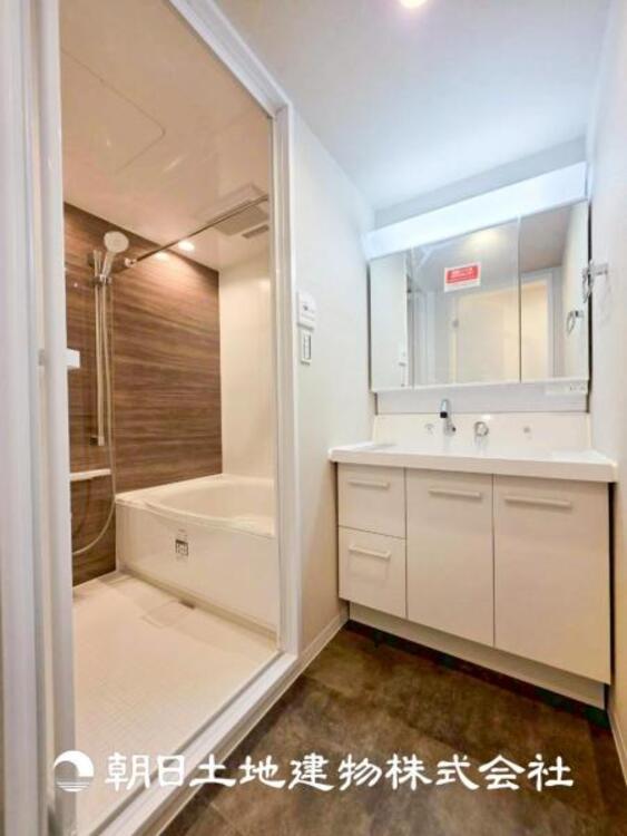 洗面 【洗面化粧台】広々とした洗面台は、日々の身だしなみチェックや歯磨きなど、朝の慌ただしい時間でも心に余裕とゆとりを作ってくれます。今日も１日頑張ろう。そう思える場所でありたいと思っています。