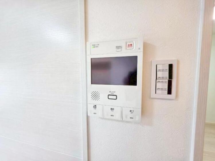 設備 【モニター付きインターホン】訪問者の確認が出来るので、セキュリティ対策にも最適のモニター付きインターホン。