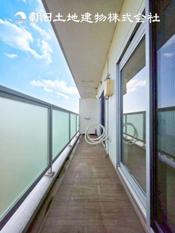 バルコニー 【バルコニー】温かい太陽を感じる事ができるのは、目の前に遮るものが無いから。彼方に広がる風景が絵画のように広がります。