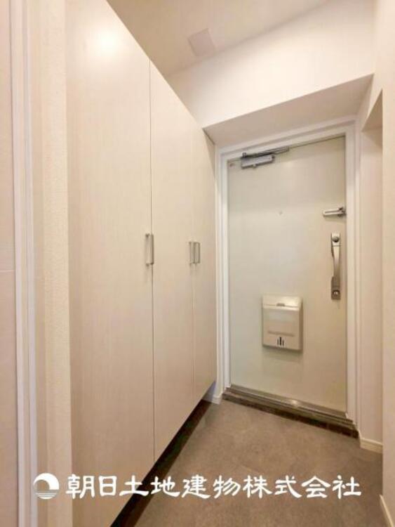 その他 【玄関】家族の帰り、遊びに来る友人、知人を優しく迎え、温もりに満ちた生活空間を予感させる。帰りたい家がここにあります。