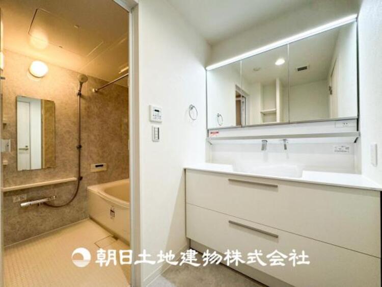 洗面 【洗面化粧台】広々とした洗面台は、日々の身だしなみチェックや歯磨きなど、朝の慌ただしい時間でも心に余裕とゆとりを作ってくれます。今日も１日頑張ろう。そう思える場所でありたいと思っています。