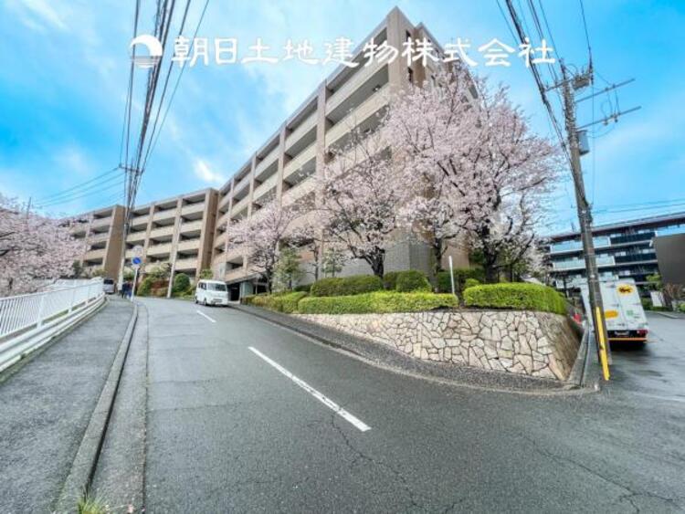 外観 【外観写真】直線的なフォルムと落ち着いた色合いが、都会的な雰囲気を演出しています。
