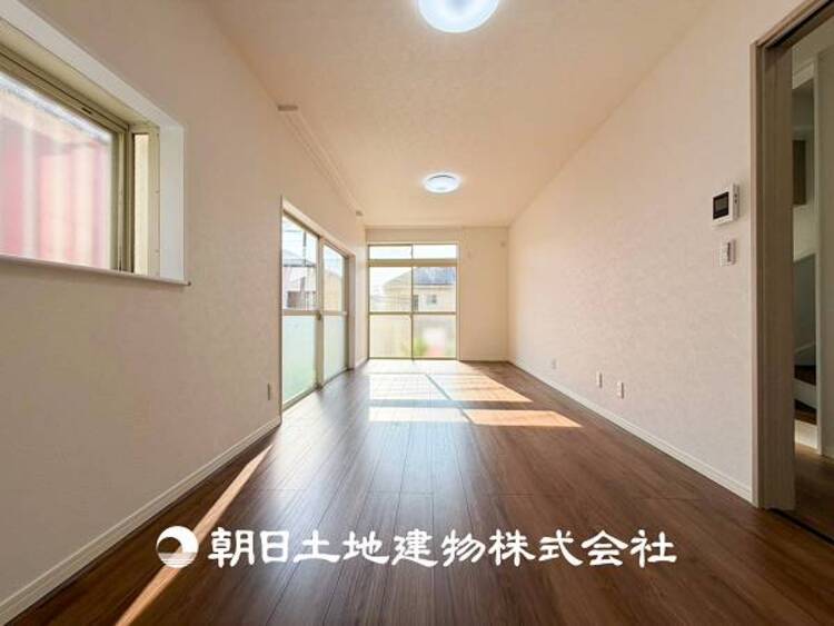 居間 【リビング】大切なご家族、招いた友人と過ごすひと時を溢れる光が優しく包み込む空間。充実した住空間は心を豊かにします。