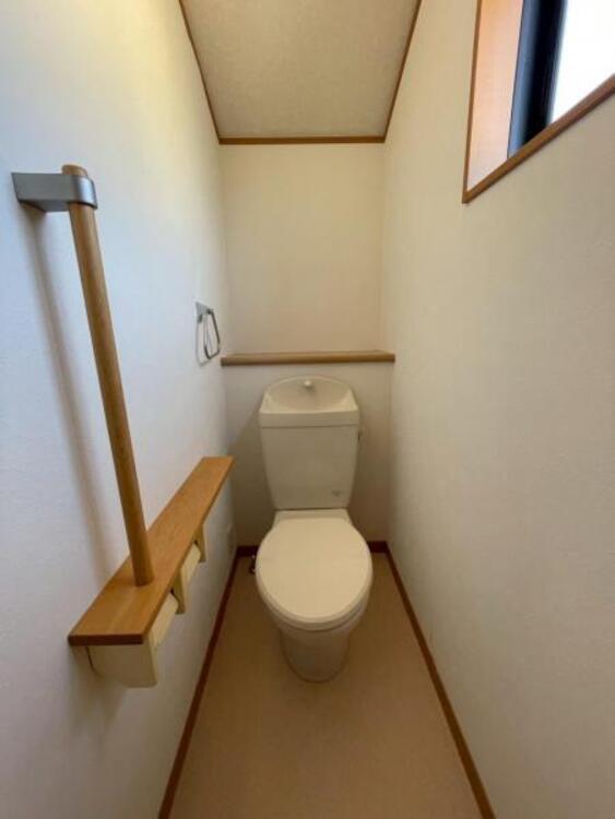 トイレ 手すり付きのトイレは長く住むことを考えられたユーザーに寄り添う設計です