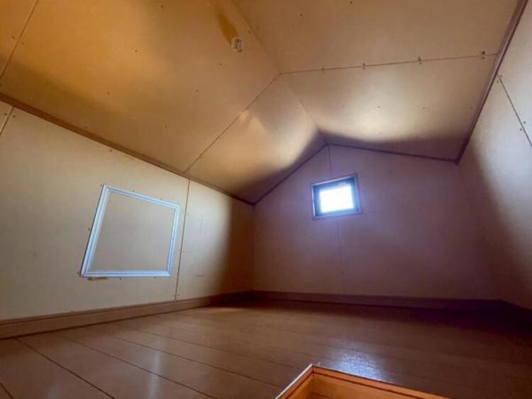 収納 シーズンオフのアイテムをすっきりと収納できる小屋裏収納