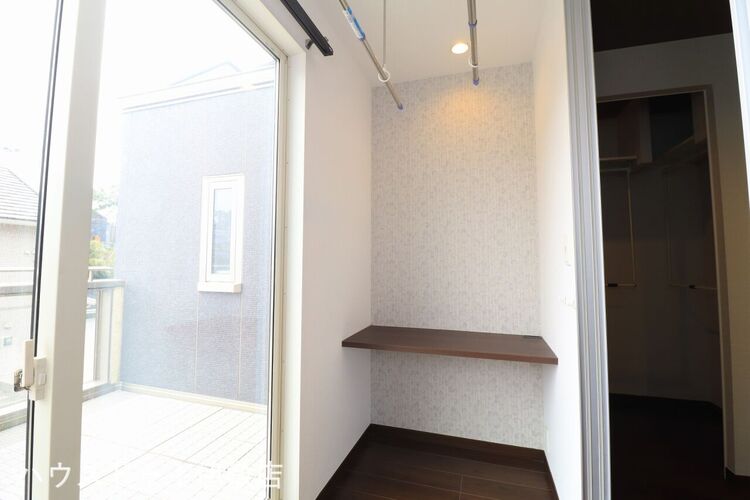 その他 【サンルーム】天気に左右されずに洗濯物を干すことが可能です！物干し金具は取り外しが可能です