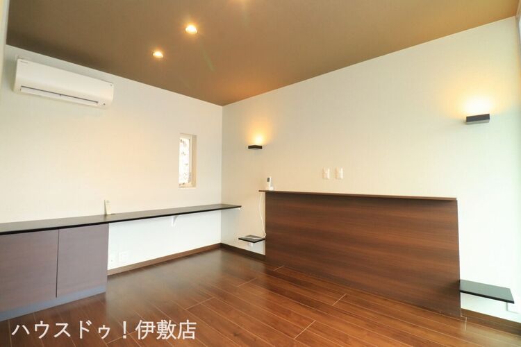 内装 【洋室6.8帖】落ち着いた雰囲気の洋室。壁の照明は明るさは調節可能です