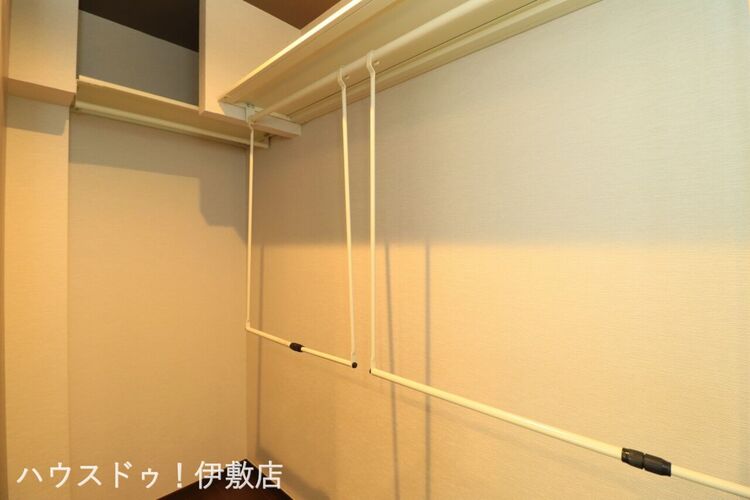 その他 【ウォークインクローゼット】広々としたウォークインクローゼット付。ハンガーパイプ付でかける収納が可能です。