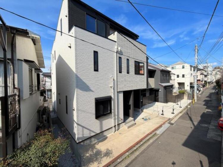 外観 ●〇閑静な住宅地に馴染む落ち着いた色合いの外観。長く愛着を持って住んで頂きたいからこそ飽きのこないシンプルな色目を採用しました。外壁には耐久性・防汚性に優れ、お掃除もしやすいたサイディング材を使用〇●