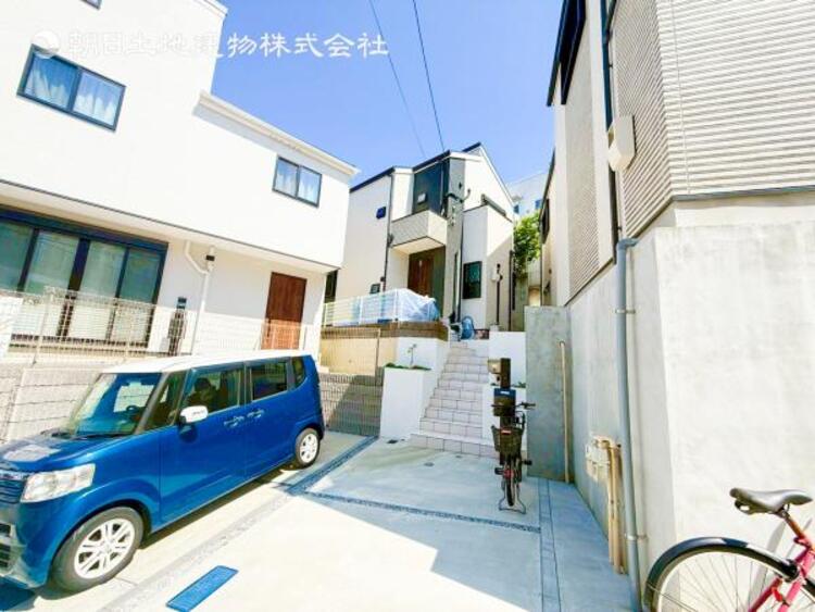 外観 緑に恵まれたエリアで、自然に包まれた穏やかな暮らしを実現！！緑の潤いを感じながらホッと生活できそう。四季の移り変わりを感じられる贅沢な空間で、暮らしの夢を育む、あらたな住生活をスタートしてみませんか？ 