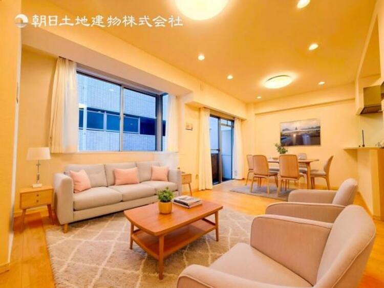 居間 家族の会話や笑顔が行き交うリビングで、子供を走り回らせたい。ダイニングテーブルでゆったり食事を堪能。光と風が溢れる開放的なリビングダイニングには、くつろぎの空間を生み自然と家族みんなが集まってきます 