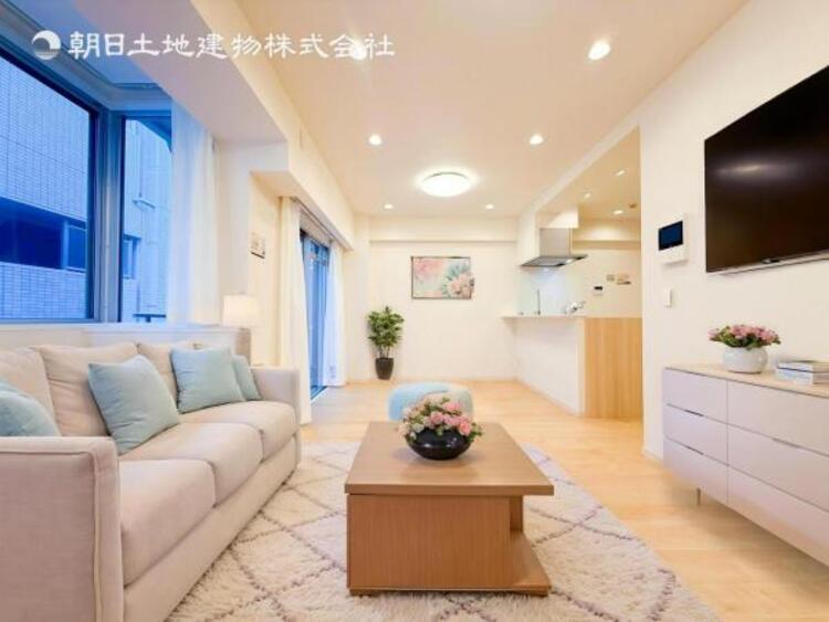 居間 お天気が晴れの日は照明をつけなくても充分明るいリビングです！どこか落ち着きのある広々とした内装です！皆で過ごす空間が、目に浮かんでくる様な優しいリビングダイニングです！くつろいだり楽しい時間を是非！ 