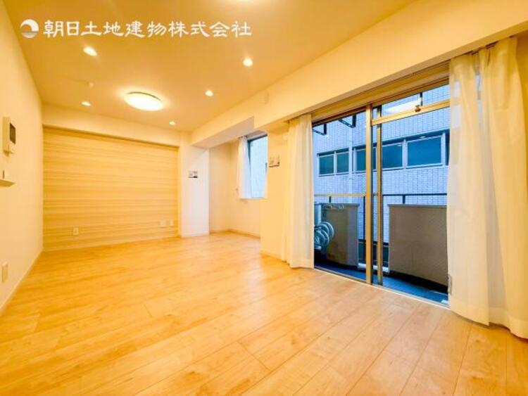 居間 リビングにあふれる採光と心地よい風のつどう調和された空間！！生活を彩る充実した日々が過ごせそうです。家族の滞在期間が長くなることを予測して、設計士が思いと工夫をこらした自慢のリビングダイニング！！！ 