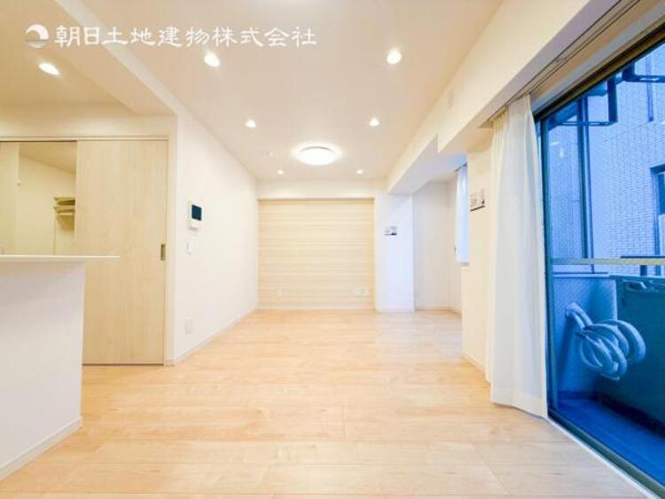 居間 開放感とプライベート感が見事に両立されたリビングダイニング！通常では相反するファクターがともにそろうと極上のくつろぎ空間が生まれます。だれにも譲りたくない至福の空間で過ごす日々は生活をより豊かにします 