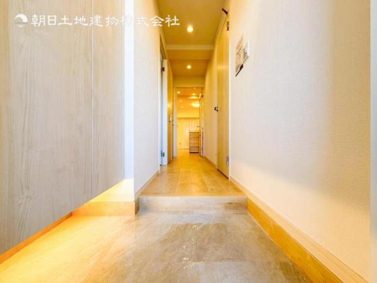 その他 【玄関】明るく広い玄関には収納力に優れたシューズボックス。　靴をスッキリと整頓することができます。 