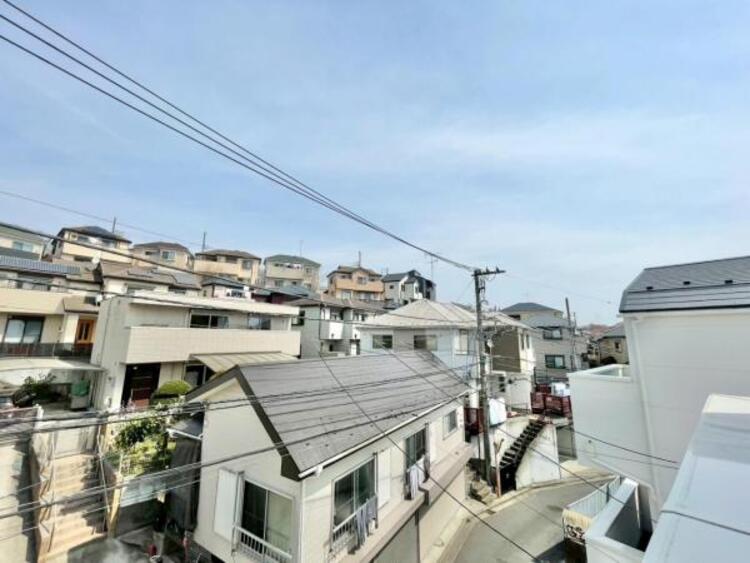 その他 風の通り道。舞い込んでくる風が優しく躍り、室内に爽やかな空気を運んでくる。そこに季節の息吹を感じて、いまがどんな季節なのかを実感する。