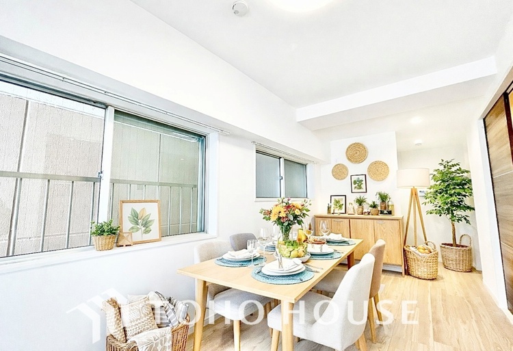 内装 ゆったりとした幅の窓からこの空間に降り注ぐ採光が絶えない。明るいリビングこそ居心地のいい暮らしが待っているのだと思う。