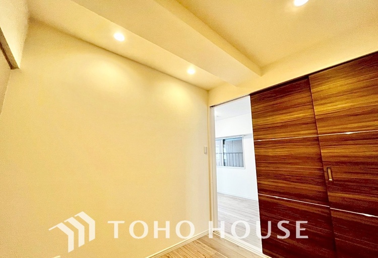 内装 風の通り道。舞い込んでくる風が優しく躍り、室内に爽やかな空気を運んでくる。そこに季節の息吹を感じて、いまがどんな季節なのかを実感する。