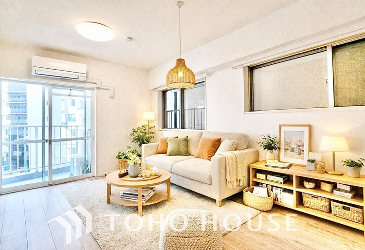 内装 ◆サンサンと◆差し込む太陽の光がこのリビングに笑いをもたらす。ソファの上のクッションがポカポカした暖気にぬくぬくと微睡んでいる。