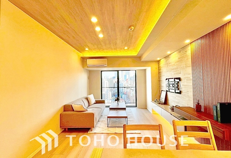 内装 ゆったりとした幅の窓からこの空間に降り注ぐ採光が絶えない。明るいリビングこそ居心地のいい暮らしが待っているのだと思う。