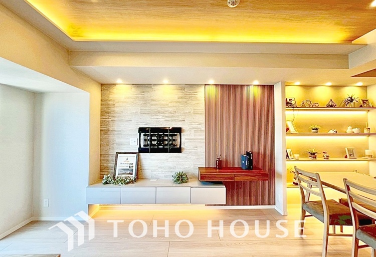 内装 ◆サンサンと◆差し込む太陽の光がこのリビングに笑いをもたらす。ソファの上のクッションがポカポカした暖気にぬくぬくと微睡んでいる。