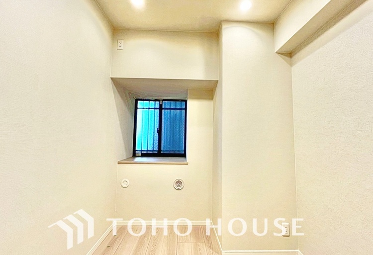 内装 使いやすく、明るい洋室に仕上がります。子供部屋や趣味のお部屋にご利用できます。ご自身で家具などを配置し、素敵な空間を創り上げられます。